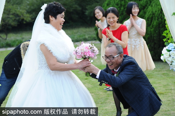 重陽節盡顯恩愛 杭州12對金婚老人走上紅毯