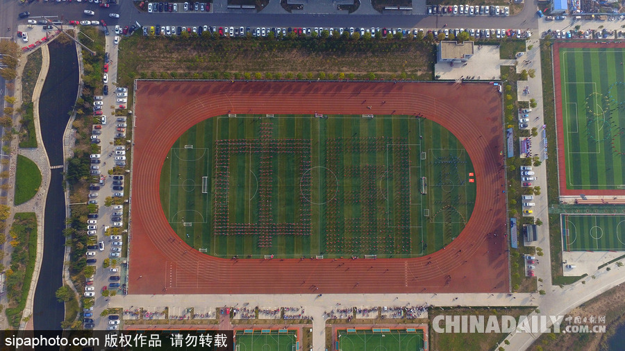 山東濱州：1600名老人跳廣場(chǎng)舞擺出“中國(guó)” 場(chǎng)面壯觀