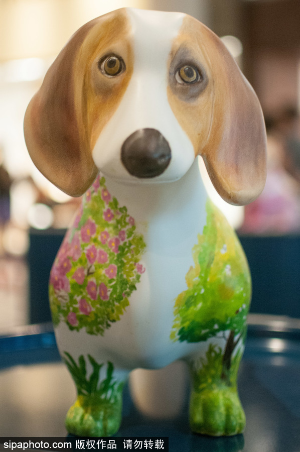 巴西圣保羅舉行狗狗雕塑展 色彩繽紛呆萌可愛