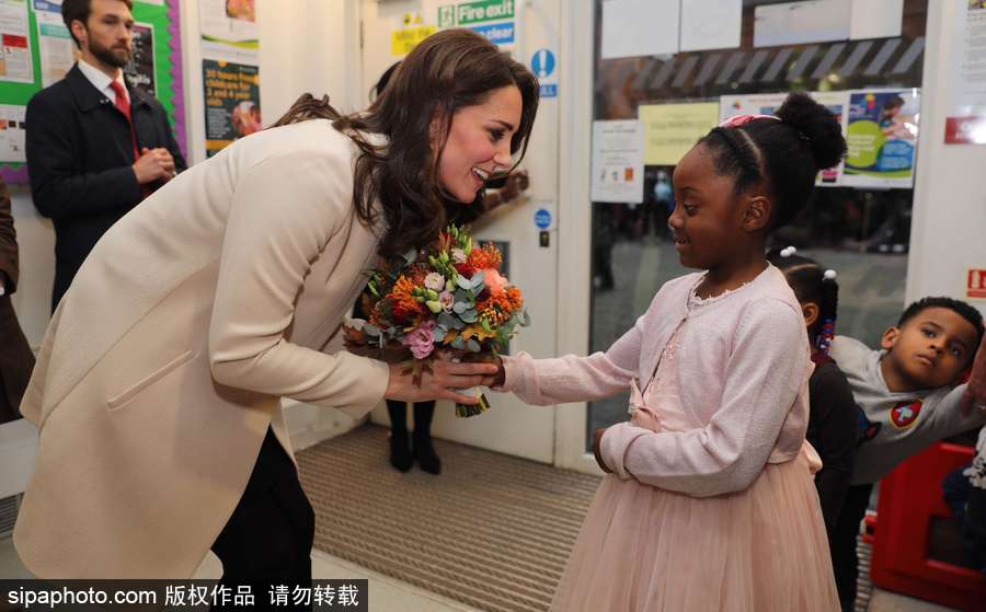 凱特王妃到訪英國一兒童中心 與萌娃互動友愛十足