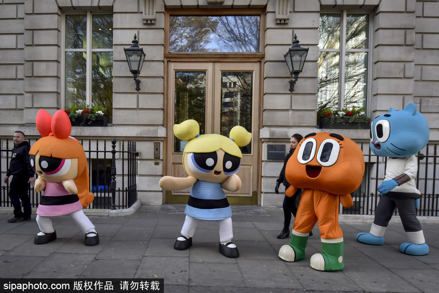 英國舉行年度“玩具大游行” 數百卡通人物大鬧街頭