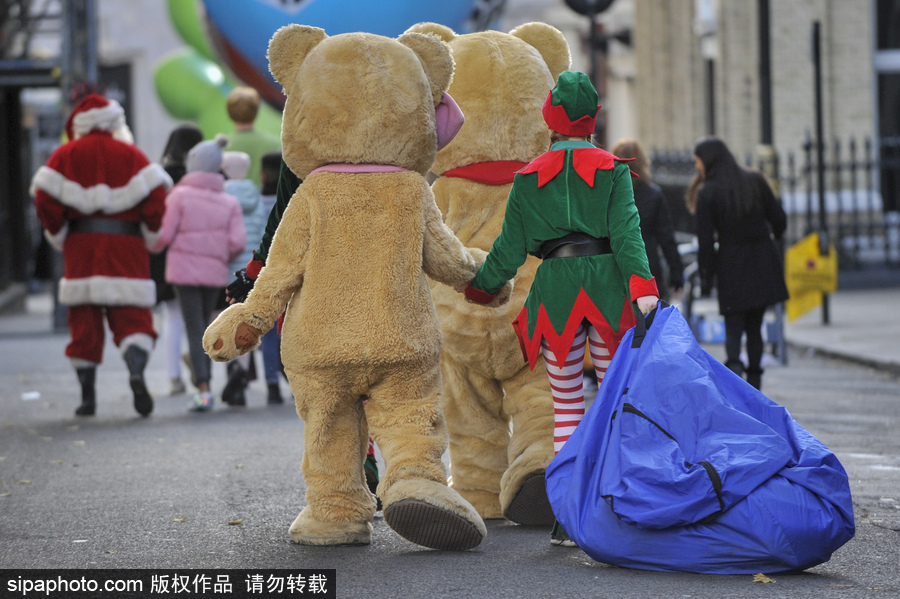 英國(guó)舉行年度“玩具大游行” 數(shù)百卡通人物大鬧街頭