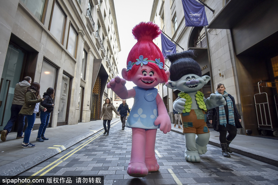 英國舉行年度“玩具大游行” 數百卡通人物大鬧街頭