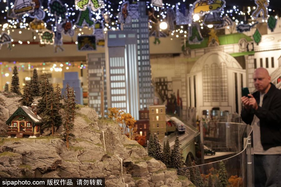 紐約圣誕節除了櫥窗燈飾 還有超萌的中央火車站迷你火車