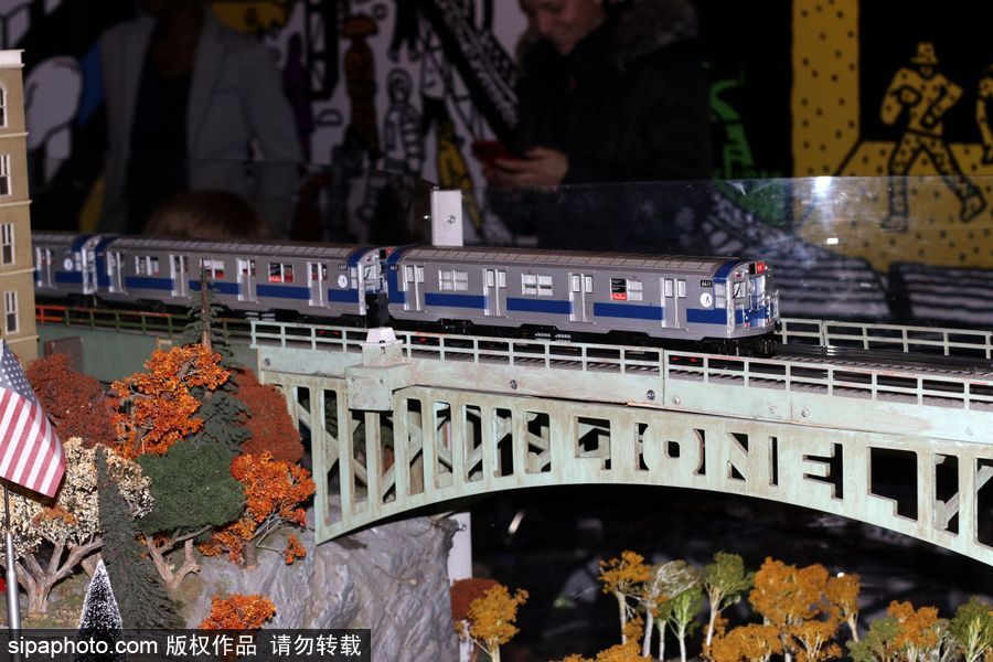 紐約圣誕節除了櫥窗燈飾 還有超萌的中央火車站迷你火車