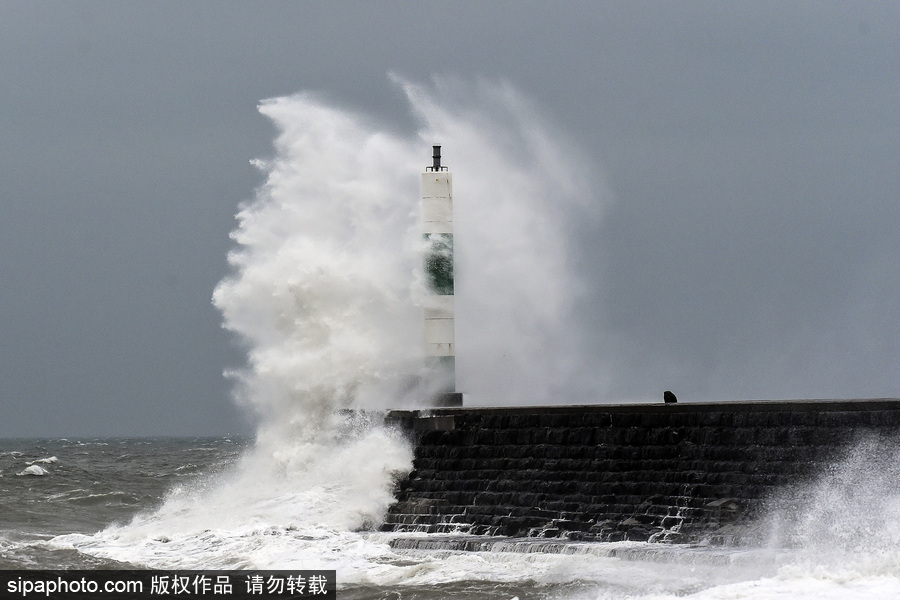 英國阿伯里斯特威斯遭大風天氣 海邊巨浪拍岸場面壯觀