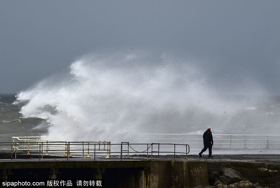英國(guó)阿伯里斯特威斯遭大風(fēng)天氣 海邊巨浪拍岸場(chǎng)面壯觀
