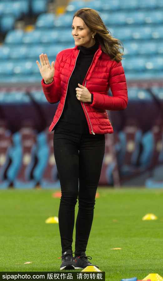 凱特王妃參觀足球俱樂部 穿運(yùn)動(dòng)裝挺孕肚靈活自如