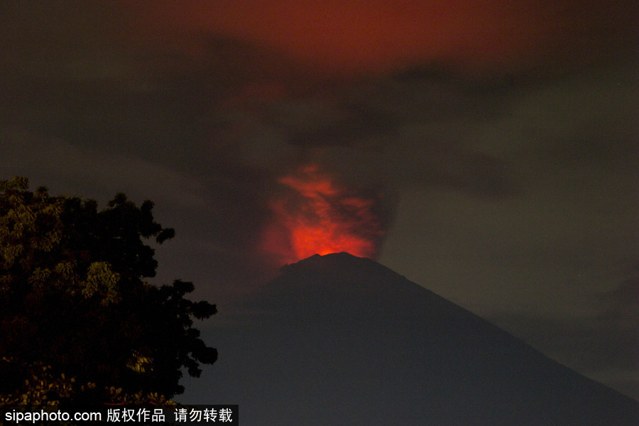 阿貢火山噴出大量濃煙 印尼巴厘島發紅色警報