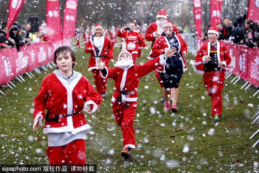 倫敦圣誕老人慈善跑活動 男女老少圣誕裝穿越地鐵