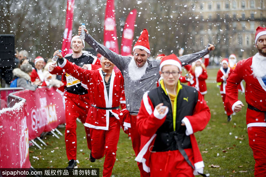 倫敦圣誕老人慈善跑活動 男女老少圣誕裝穿越地鐵