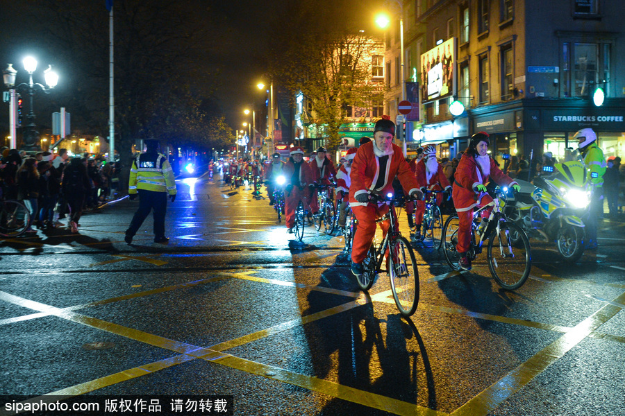 愛(ài)爾蘭都柏林圣誕季到來(lái) 圣誕老人夜晚騎行充滿節(jié)日氛圍