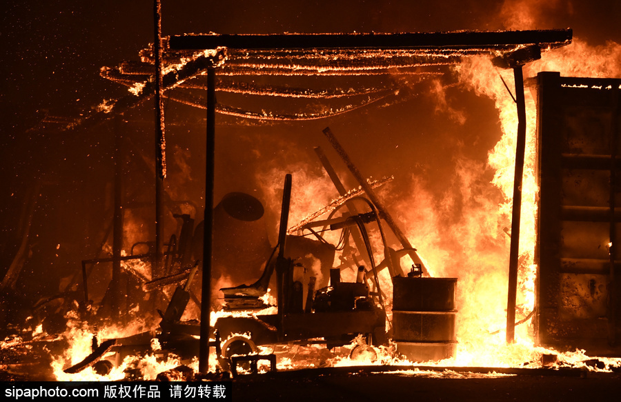 美加州南部突發野火 場面震撼似“火海”