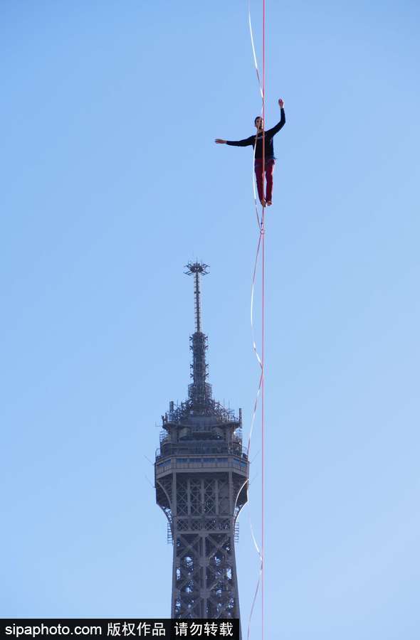 法國高空扁帶運動員極限挑戰(zhàn) 埃菲爾鐵塔走“高空芭蕾”