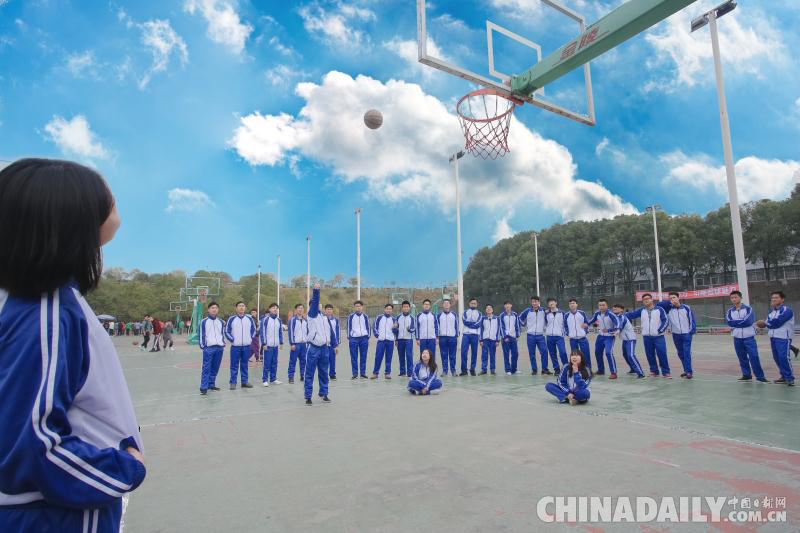 大學生航拍畢業照引發網友熱議