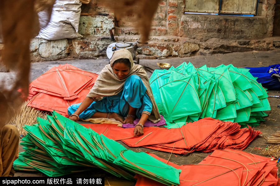 印度集市手工者巧手做風箏 紙質材質色彩斑斕