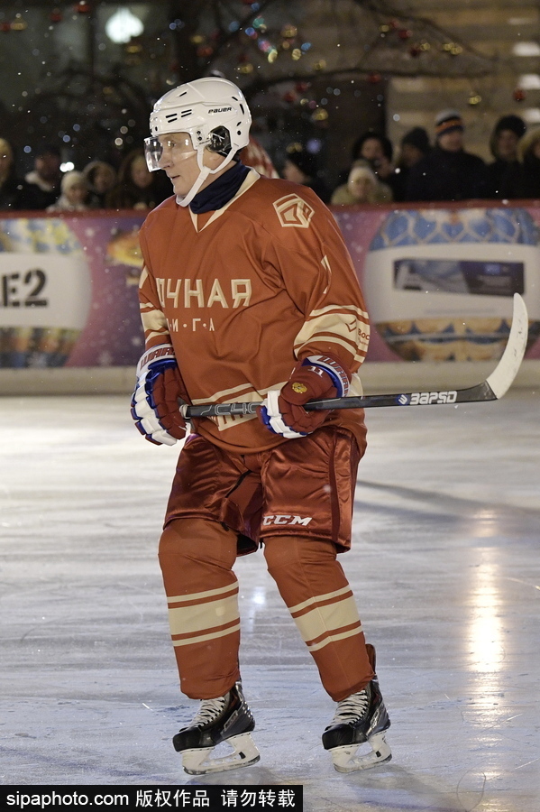 普京打冰球再展運動天賦 動作瀟灑帥氣身手不凡