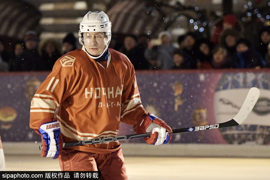 普京打冰球再展運動天賦 動作瀟灑帥氣身手不凡