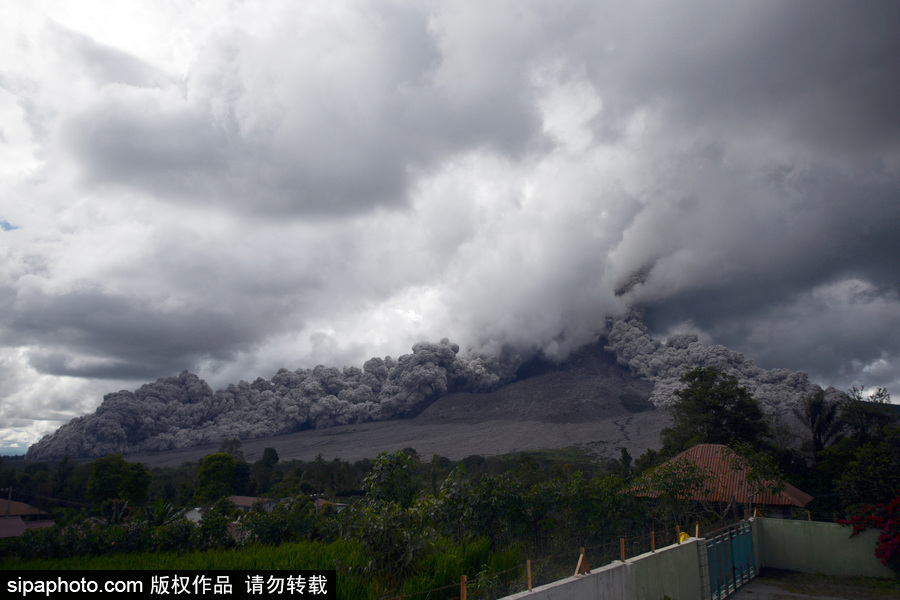 印尼錫納朋火山持續噴發 煙霧遮天蔽日