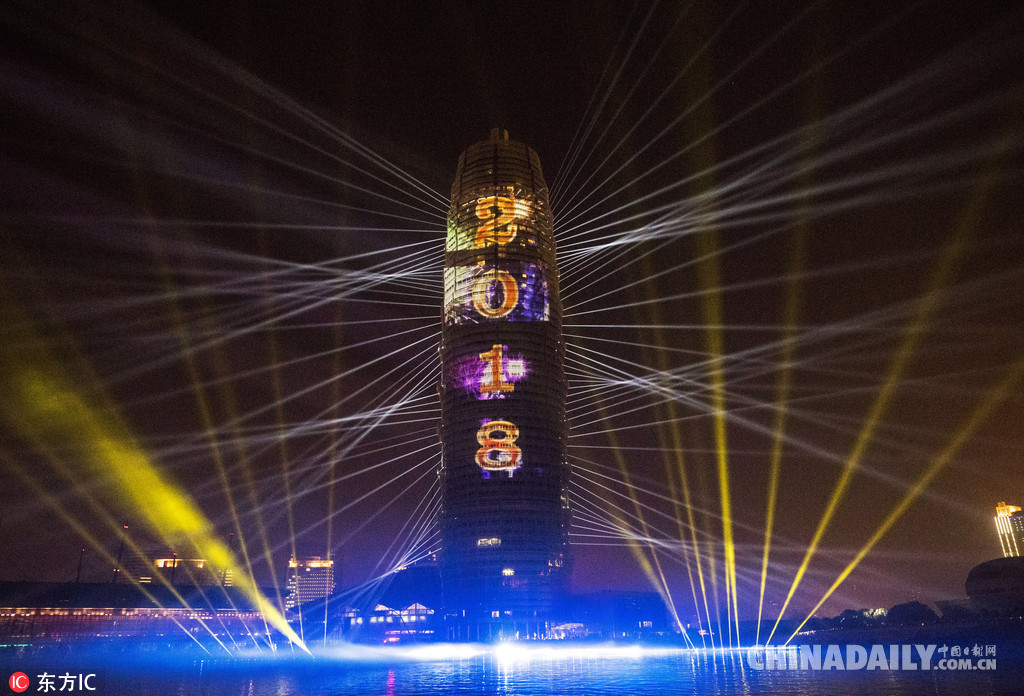 全國各地迎新年：2018，請對我好一點