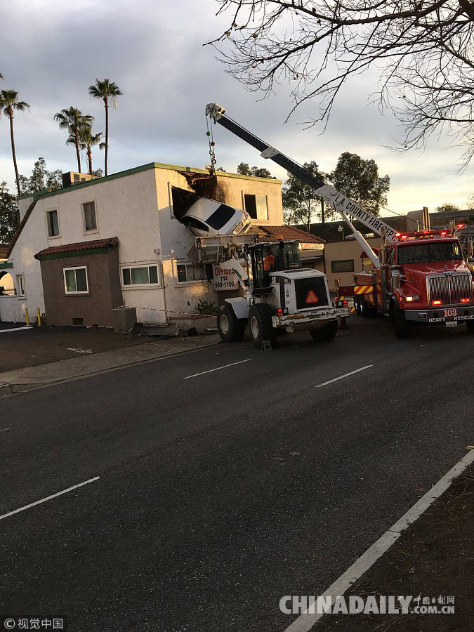 美國(guó)加州發(fā)生“離奇”交通事故 汽車“飛入”二樓窗戶