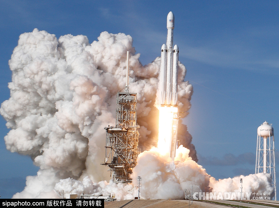 SpaceX成功發射獵鷹重型火箭 特斯拉跑車送上太空