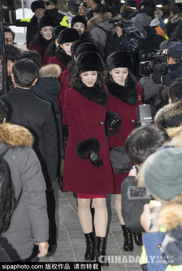 2018平昌冬奧會前瞻：朝鮮冬奧藝術(shù)團(tuán)抵韓 面龐清秀紅色制服整齊劃一