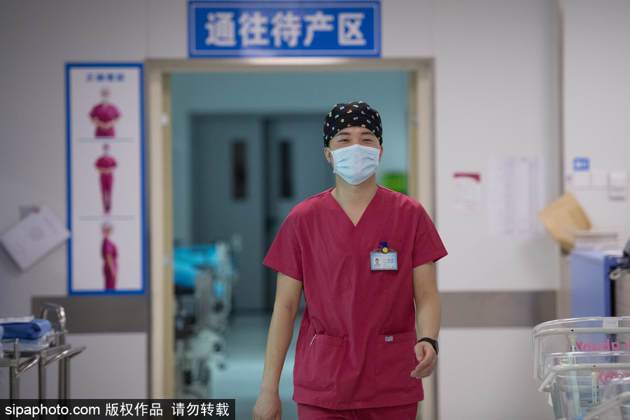 實拍太原“90后”男助產士 一年接生200余名嬰兒