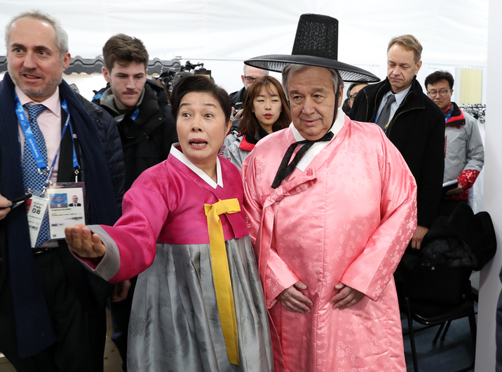 聯合國秘書長古特雷斯參觀平昌冬奧運動員村 穿韓服體驗