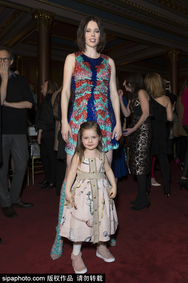 2018紐約秋冬時裝周：超模可可·羅洽與女兒亮相 萌娃表情多多十足“戲精”