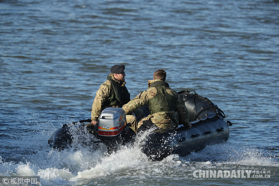 泰晤士河驚現(xiàn)二戰(zhàn)未爆炸彈 倫敦城市機場緊急關閉