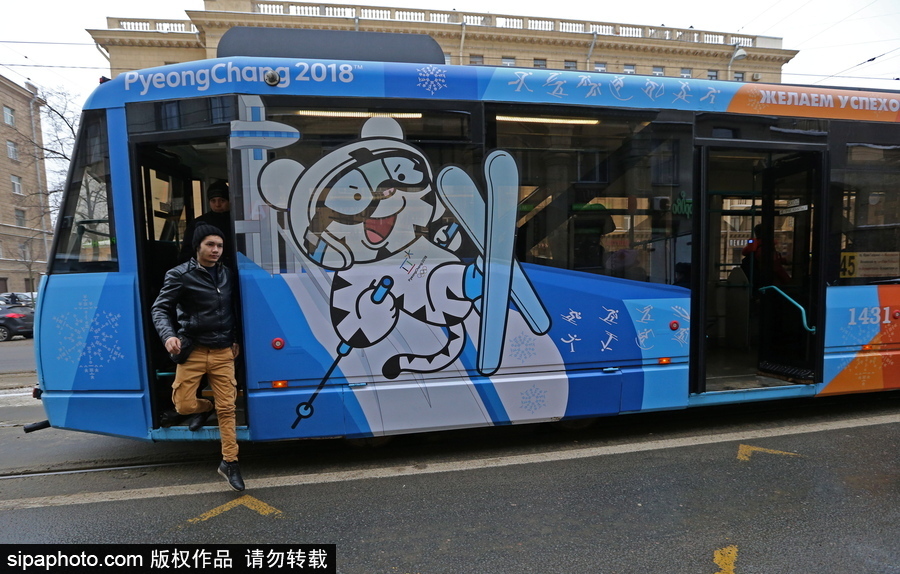 2018平昌冬奧會主題公交車現身圣彼得堡街頭十分矚目