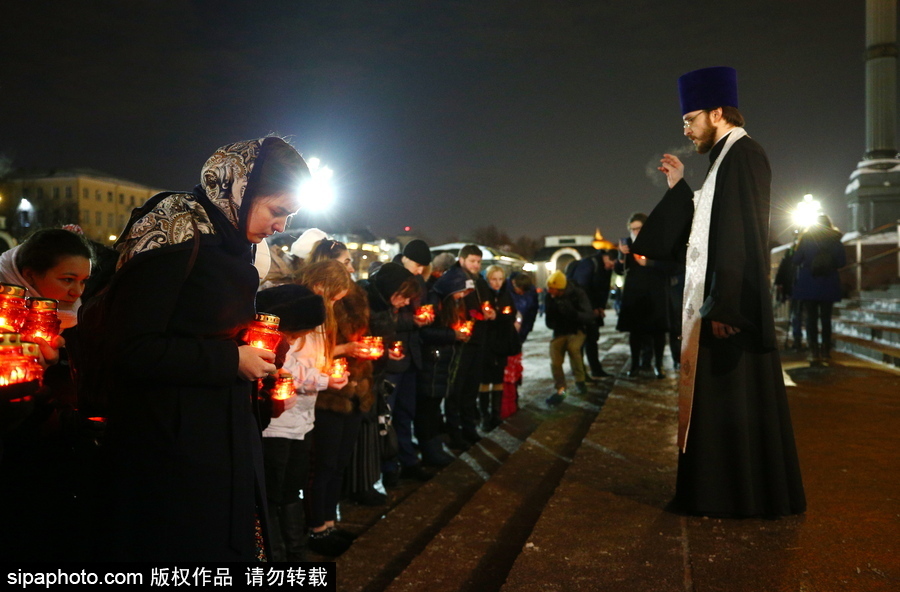 俄羅斯群眾聚集點(diǎn)蠟為飛機(jī)墜毀遇難者祈福