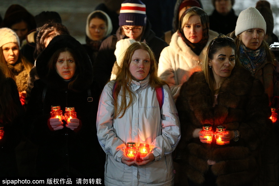 俄羅斯群眾聚集點蠟為飛機墜毀遇難者祈福