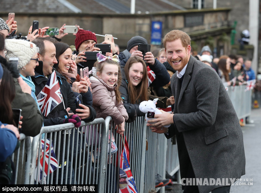 望夫眼！哈里王子與未婚妻十指緊扣到訪愛丁堡 心情大好與小馬打招呼