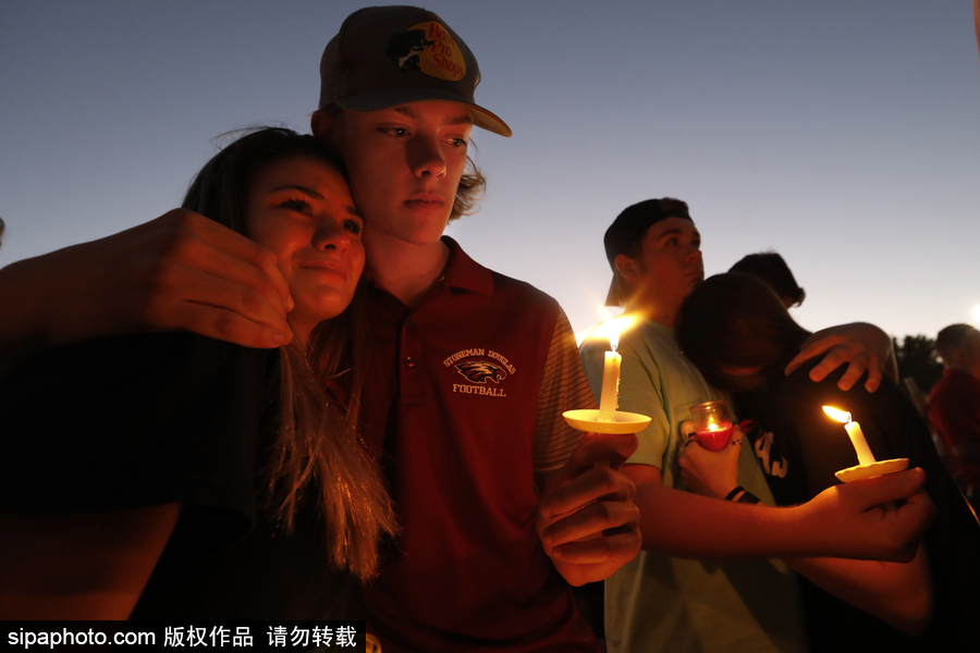 美國：民眾學(xué)生集會(huì)點(diǎn)蠟悼念高中槍擊案遇難者