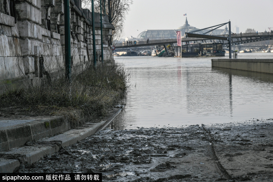 塞納河洪水后重新開(kāi)放 河道淤泥堆積
