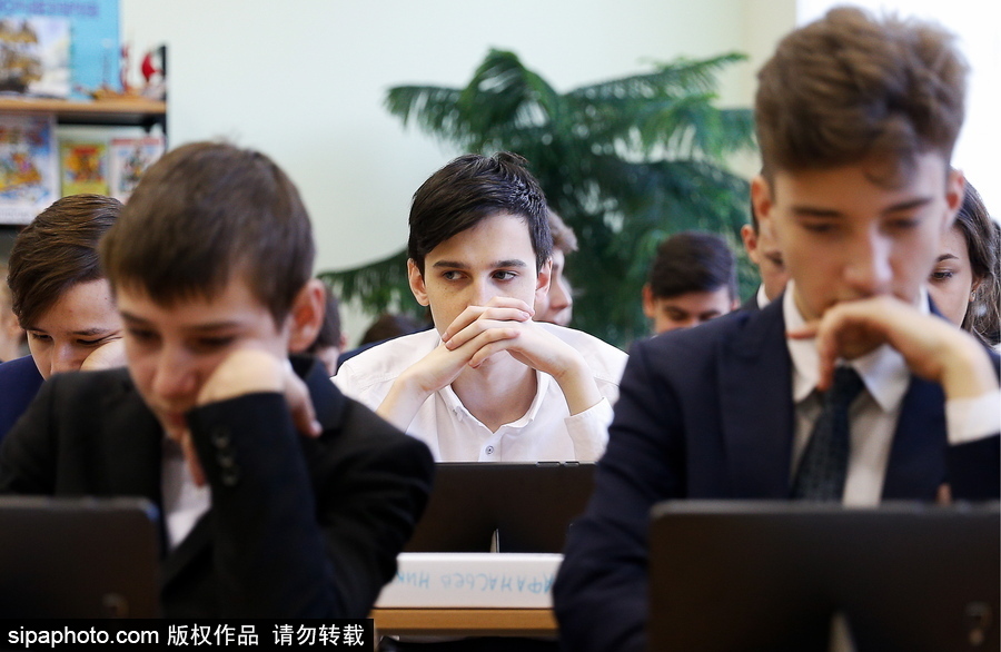 再也不用背沉重的書包了 俄羅斯學(xué)生使用電子課本上課