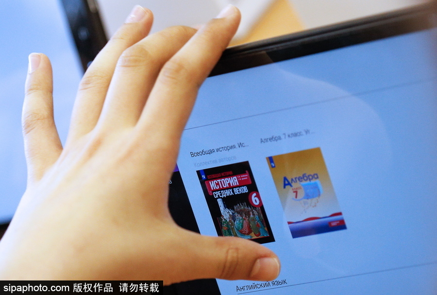 再也不用背沉重的書包了 俄羅斯學生使用電子課本上課