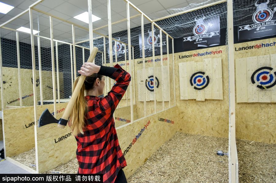 玩過飛鏢的你扔過斧頭嗎？ 法國里昂扔斧子成為新消遣
