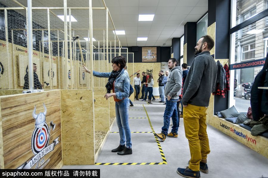 玩過飛鏢的你扔過斧頭嗎？ 法國里昂扔斧子成為新消遣