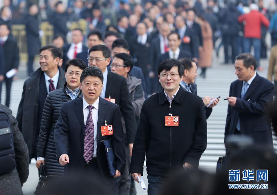 全國(guó)政協(xié)委員走向會(huì)場(chǎng)