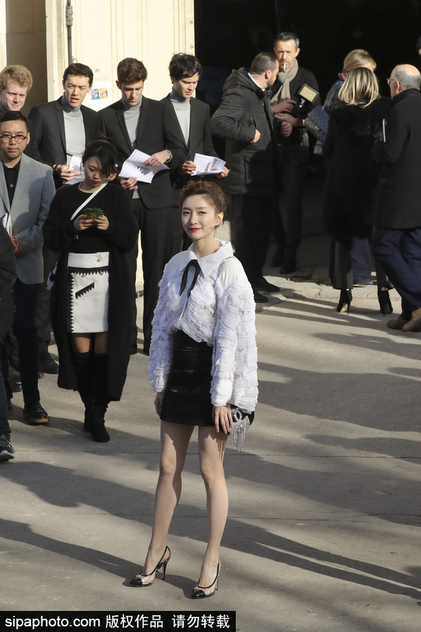 2018秋冬巴黎時裝周：江疏影穿黑色迷你小短裙亮相美腿吸睛