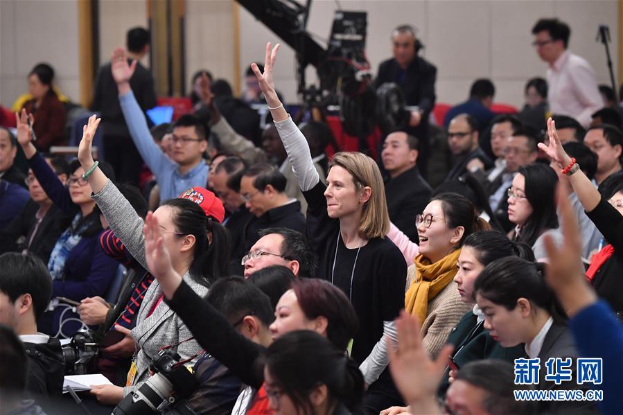 現場記者舉手提問