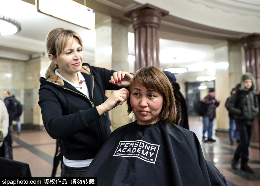 婦女節福利驚現地鐵站！ 戰斗民族車站為女性美發造型