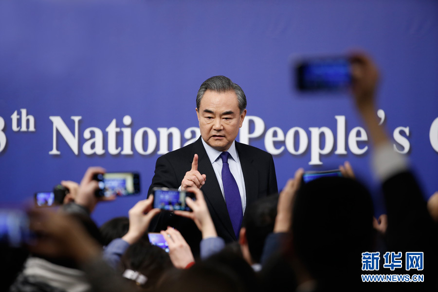 王毅與現場記者互動