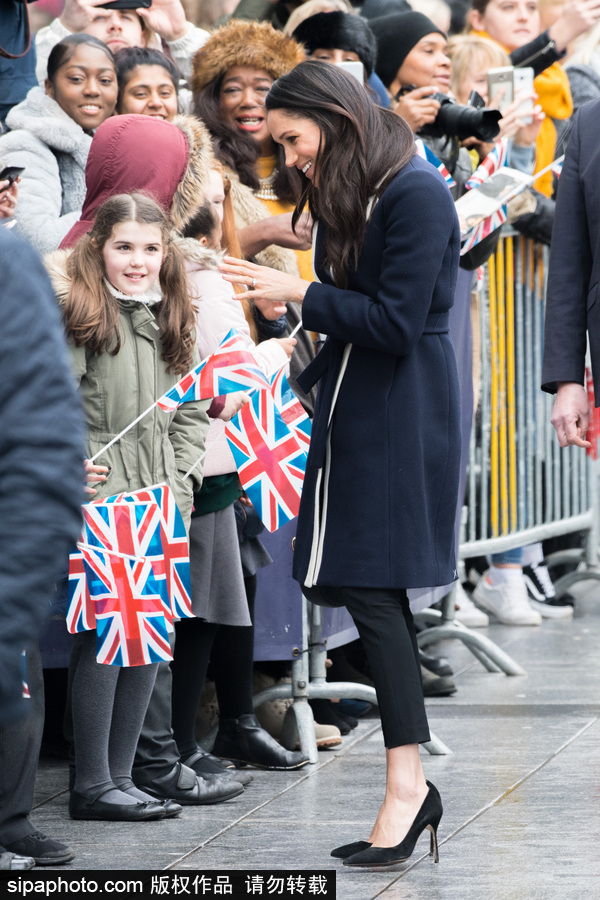 哈里王子攜未婚妻現身婦女節活動 民眾爭相與“準王妃”握手合影