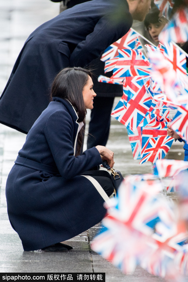 哈里王子攜未婚妻現(xiàn)身婦女節(jié)活動 民眾爭相與“準王妃”握手合影