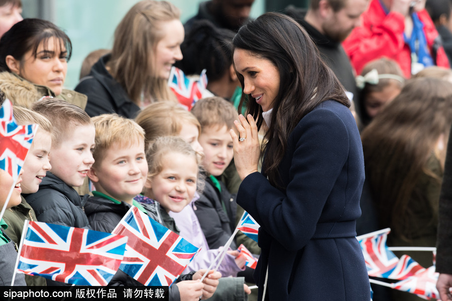 哈里王子攜未婚妻現身婦女節活動 民眾爭相與“準王妃”握手合影