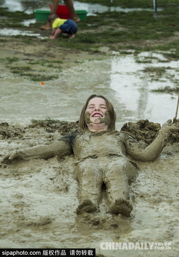 熊孩子的泥巴大戰(zhàn) 新西蘭兒童變“泥娃”
